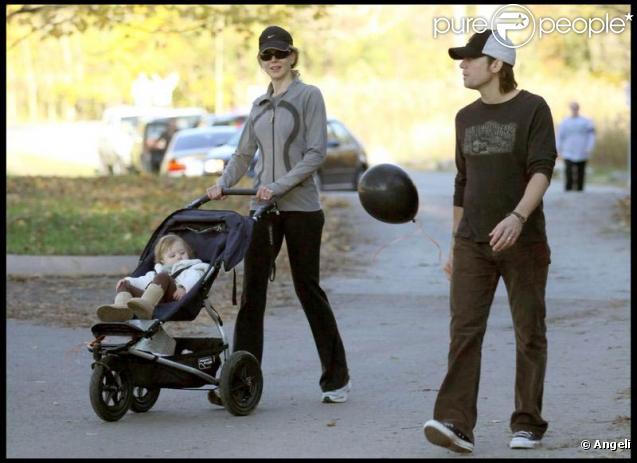 Nicole Kidman et Keith Urban, dans les jardins de Nashville, se baladent en compagnie de leur petite Sunday Rose.