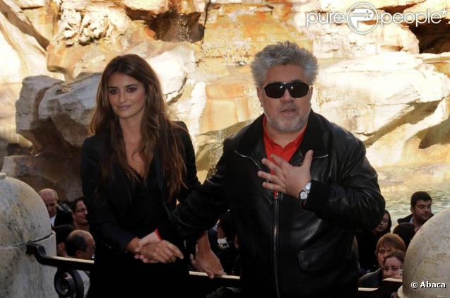 Penélope Cruz, avec Pedro Almodovar, a fait escale au bord de la fontaine de Trevi, à Rome, pour un énième photocall des Etreintes Brisées...