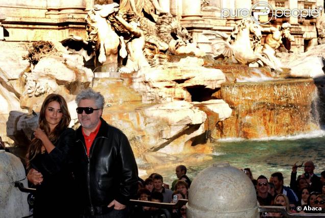 Penélope Cruz, avec Pedro Almodovar, a fait escale au bord de la fontaine de Trevi, à Rome, pour un énième photocall des Etreintes Brisées...