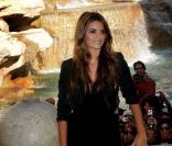 Penélope Cruz, avec Pedro Almodovar, a fait escale au bord de la fontaine de Trevi, à Rome, pour un énième photocall des Etreintes Brisées...