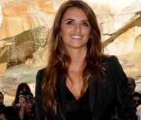 Penélope Cruz, avec Pedro Almodovar, a fait escale au bord de la fontaine de Trevi, à Rome, pour un énième photocall des Etreintes Brisées...