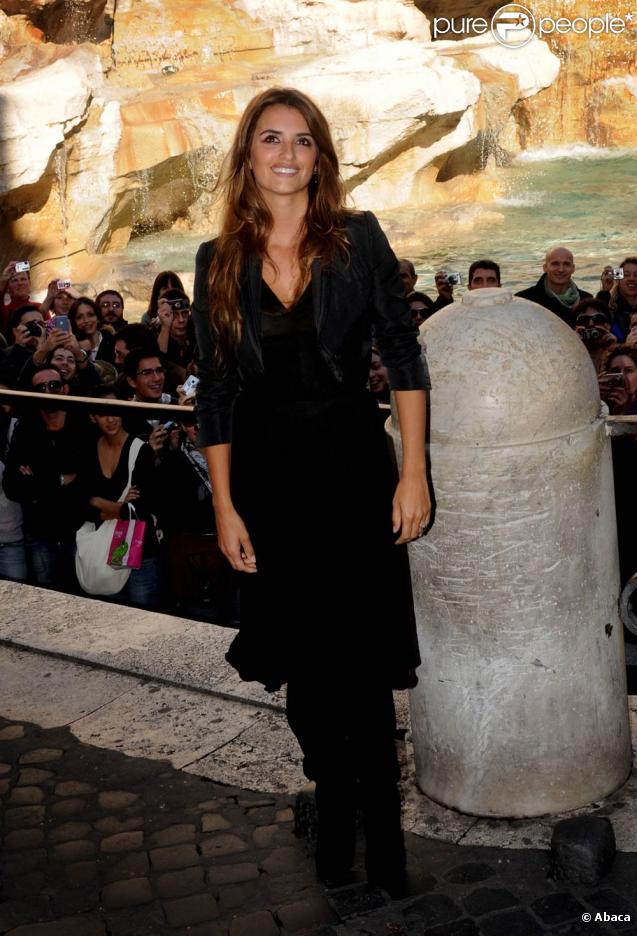 Penélope Cruz, avec Pedro Almodovar, a fait escale au bord de la fontaine de Trevi, à Rome, pour un énième photocall des Etreintes Brisées...