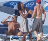 Kelly Rowland se détend à la plage de Miami avec des amis