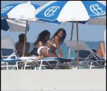Kelly Rowland se détend à la plage de Miami avec des amis