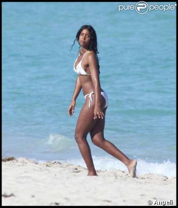 Kelly Rowland se détend à la plage de Miami avec des amis