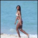 Kelly Rowland : Superbe, elle exhibe ses sexy formes... sur la plage de Miami !