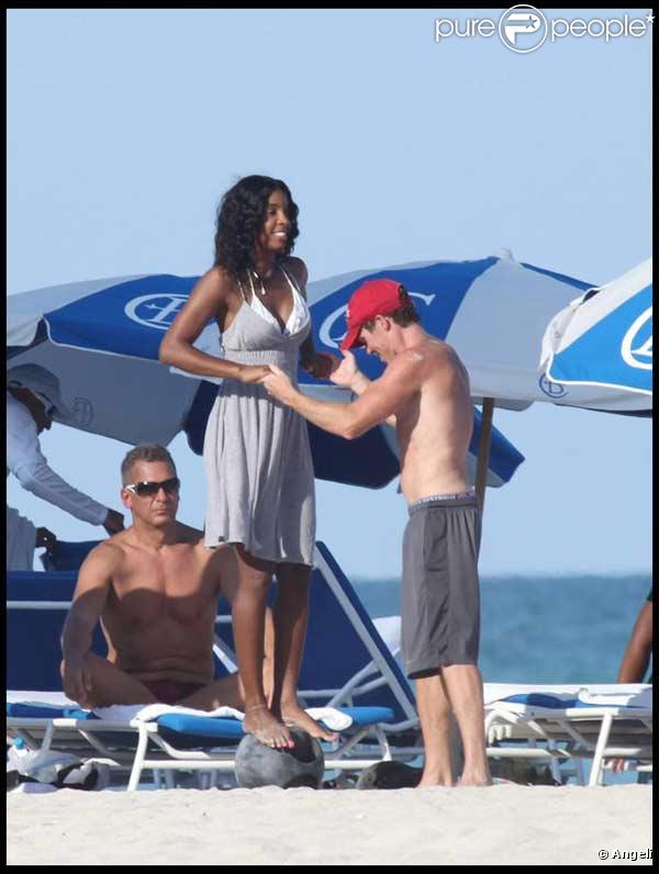 Kelly Rowland se détend à la plage de Miami avec des amis
