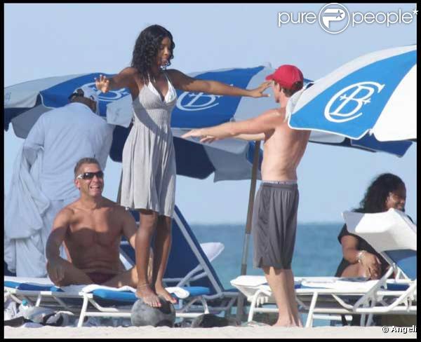 Kelly Rowland se détend à la plage de Miami avec des amis