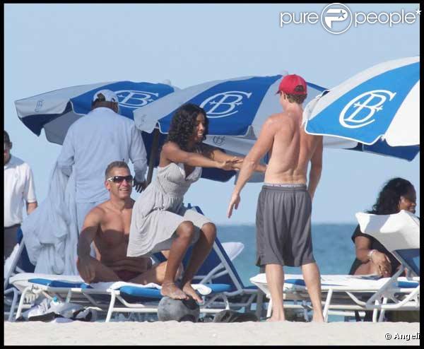 Kelly Rowland se détend à la plage de Miami avec des amis