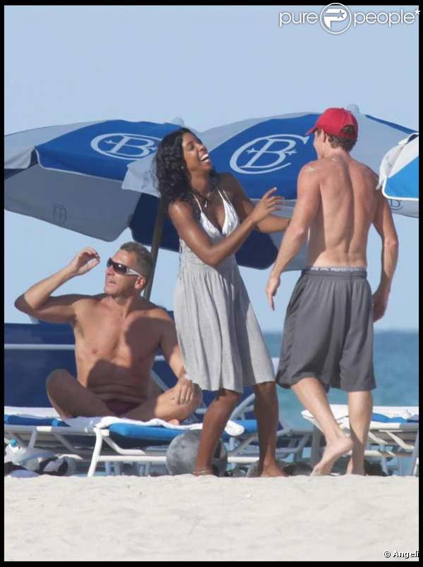 Kelly Rowland se détend à la plage de Miami avec des amis