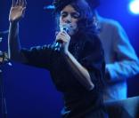 Prestation live d'Emily Loizeau sur la scène de l'Olympia, ce lundi 9 novembre, lors de la soirée du Prix Constantin 2009.
