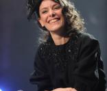 Emily Loizeau se voyait remettre, ce lundi 9 novembre, par Olivia Ruiz, le 8e Prix Constantin à l'Olympia. Ce prix récompense une révélation musicale française chaque l'année.