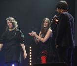 Emily Loizeau se voyait remettre, ce lundi 9 novembre, par Olivia Ruiz, le 8e Prix Constantin à l'Olympia. Ce prix récompense une révélation musicale française chaque l'année.