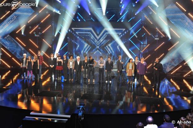 Alexandre Devoise accompagné des candidats sur le plateau de  X-Factor  sur W9.