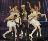 Pour sa prestation, lundi 9 novembre, Cyrielle a fait les choses bien : des danseuses l'ont même accompagnée sur scène.