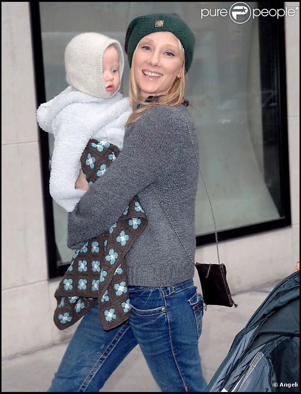 Anne Heche se balade à New York avec son fils Atlas Heche Tuppera le 10 novembre 2009
