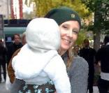 Anne Heche se balade à New York avec son fils Atlas Heche Tuppera le 10 novembre 2009