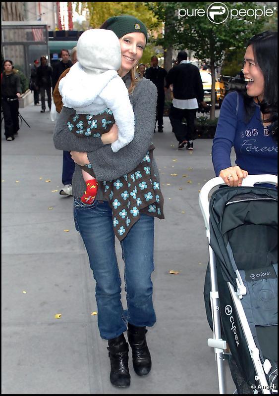 Anne Heche se balade à New York avec son fils Atlas Heche Tuppera le 10 novembre 2009