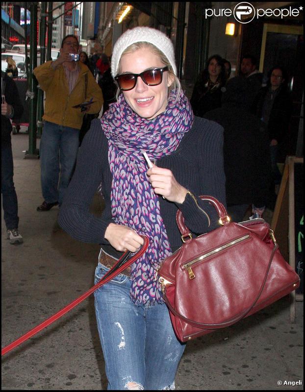 Sienna Miller dans les rues de New York avec son chien 