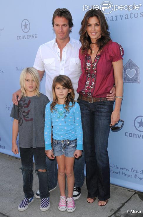 Cindy Crawford et Rande Gerber avec leurs enfants Presley et Kaia en mars 2008 