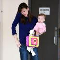 Quand Jennifer Garner va chercher son adorable Seraphina à la crèche, elle a très mal... aux pieds !