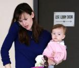 Quand Jennifer Garner va chercher son adorable Seraphina à la crèche, elle a très mal... aux pieds !