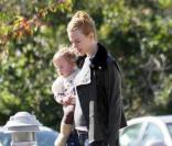 Nicole Kidman et sa fille Sunday Rose à la sortie d\'un centre médical le 8 novembre 2009
