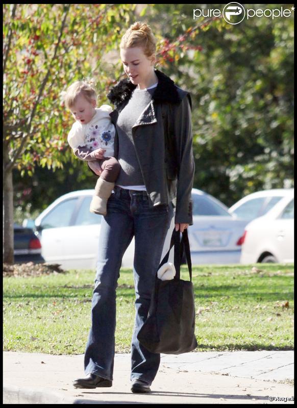 Nicole Kidman et sa fille Sunday Rose à la sortie d'un centre médical le 8 novembre 2009