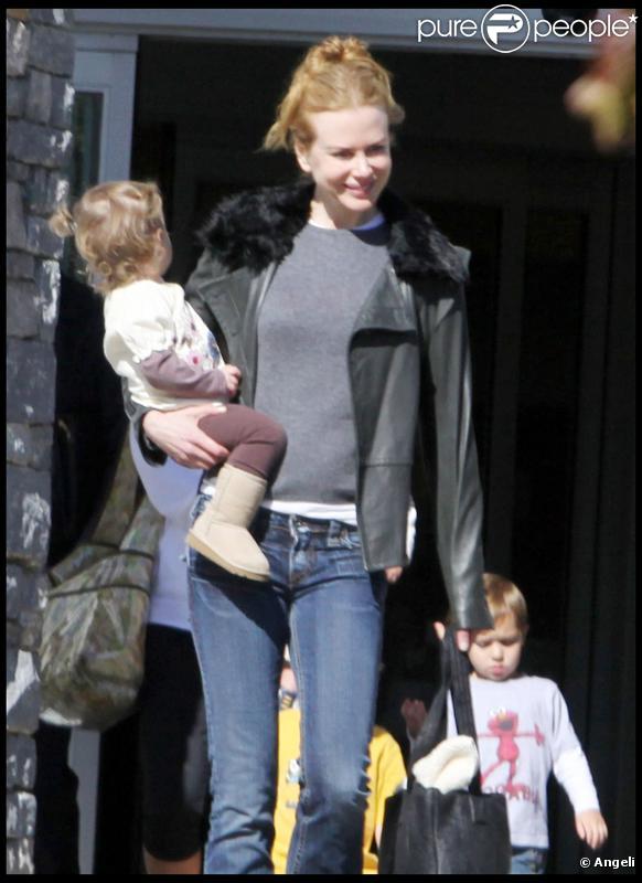 Nicole Kidman et sa fille Sunday Rose à la sortie d'un centre médical le 8 novembre 2009