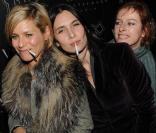 Grâce aux hôtels de luxe Six Senses, les célébrités ont eu tous les sens en éveil au VIP Room de Jean-Roch, le 16 novembre 2009. Photo : Marina Foïs, Géraldine Pailhas et Karin Viard 