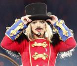 Britney Spears apparaissait sur scène, mardi 17 novembre à Sydney (Australie), arborant une jolie moustache !