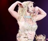 Britney Spears se produisait mardi 17 novembre à Sydney, en Australie. Elle interprète ici son tube  Me against the music  dans une ambiance très Bollywood ! 