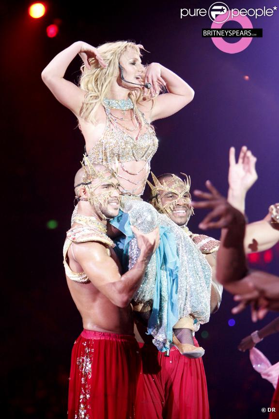 Britney Spears se produisait mardi 17 novembre à Sydney, en Australie. Elle interprète ici son tube  Me against the music  dans une ambiance très Bollywood ! 