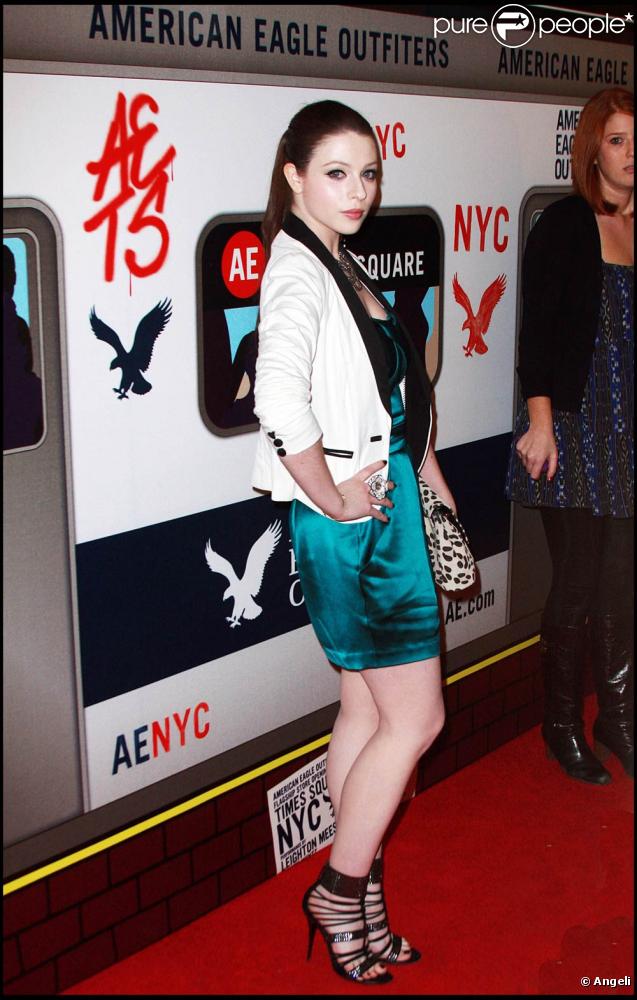 La jolie Michelle Trachtenberg, à l'occasion de l'inauguration de la boutique American Eagle Outfitters de Times Square, à New York, le 17 novembre 2009.
