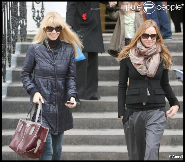 Claudia Schiffer et Stella McCartney ont accompagné ensemble leurs enfants à l'école le 18 novembre 2009 à Londres 