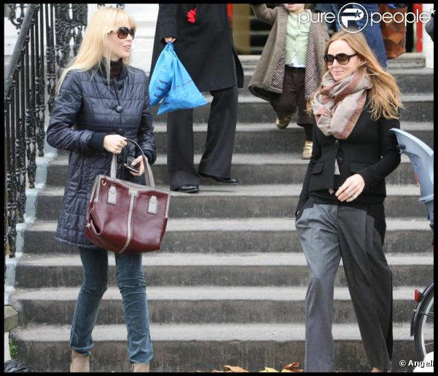 Claudia Schiffer et Stella McCartney ont accompagné ensemble leurs enfants à l'école le 18 novembre 2009 à Londres 
