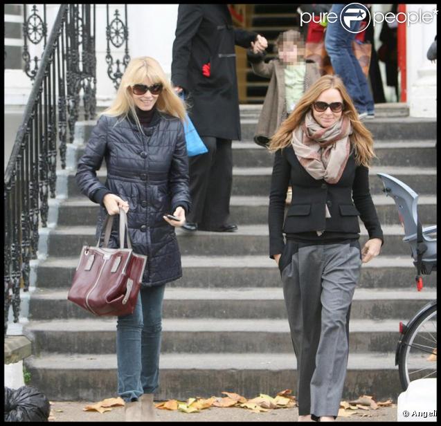 Claudia Schiffer et Stella McCartney ont accompagné ensemble leurs enfants à l'école le 18 novembre 2009 à Londres 