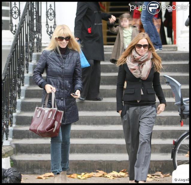 Claudia Schiffer et Stella McCartney ont accompagné ensemble leurs enfants à l'école le 18 novembre 2009 à Londres 