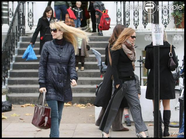Claudia Schiffer et Stella McCartney ont accompagné ensemble leurs enfants à l'école le 18 novembre 2009 à Londres 