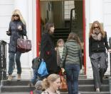 Claudia Schiffer et Stella McCartney ont accompagné ensemble leurs enfants à l\'école le 18 novembre 2009 à Londres<br />