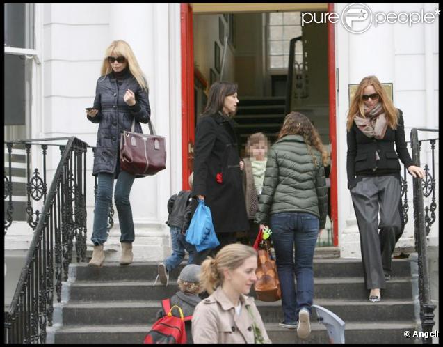 Claudia Schiffer et Stella McCartney ont accompagné ensemble leurs enfants à l'école le 18 novembre 2009 à Londres 