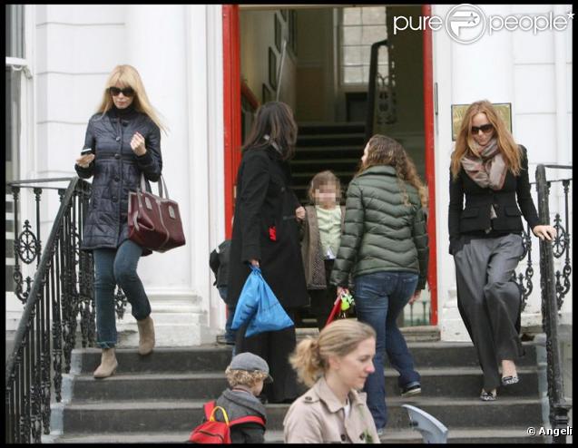 Claudia Schiffer et Stella McCartney ont accompagné ensemble leurs enfants à l'école le 18 novembre 2009 à Londres 