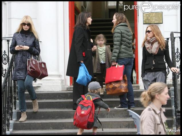 Claudia Schiffer et Stella McCartney ont accompagné ensemble leurs enfants à l'école le 18 novembre 2009 à Londres 