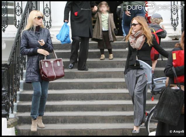 Claudia Schiffer et Stella McCartney ont accompagné ensemble leurs enfants à l'école le 18 novembre 2009 à Londres 