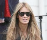 Elle MacPherson discute avec les agents de police devant l'école à Londres le 18 novembre 2009  
