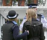 Elle MacPherson discute avec les agents de police devant l\'école à Londres le 18 novembre 2009 <br />