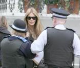 Elle MacPherson discute avec les agents de police devant l\'école à Londres le 18 novembre 2009 <br />