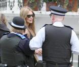 Elle MacPherson discute avec les agents de police devant l\'école à Londres le 18 novembre 2009 <br />