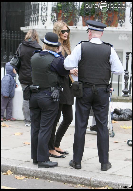 Elle MacPherson discute avec les agents de police devant l'école à Londres le 18 novembre 2009  