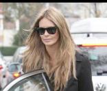 Elle MacPherson discute avec les agents de police devant l\'école à Londres le 18 novembre 2009 <br />